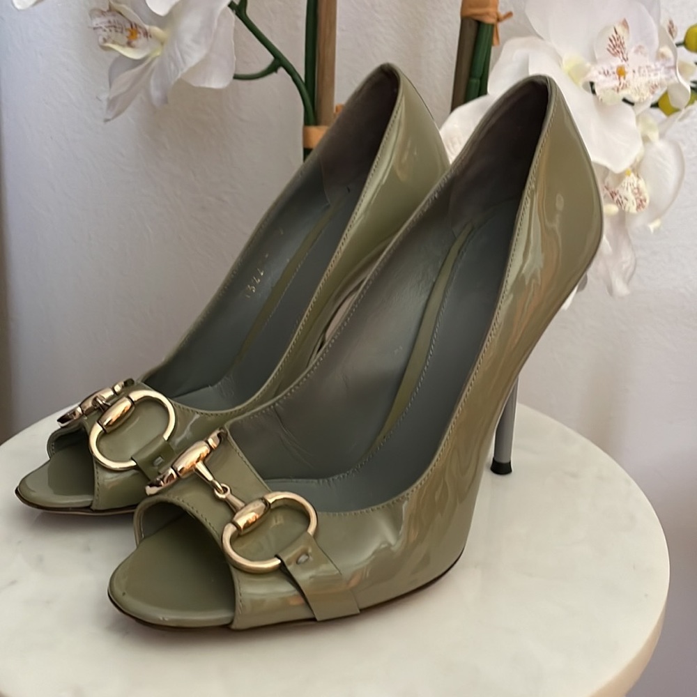 In love 😍 green Gucci heel
